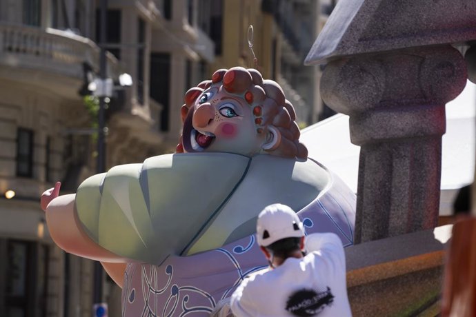 Engegada del muntatge de ninots per a les Falles 2024