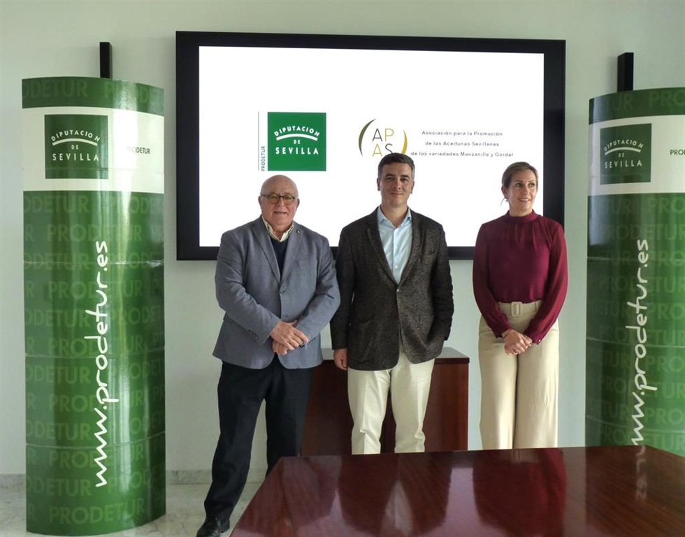 Reunión de trabajo entre el vicepresidente de Prodetur, Rodrigo Rodríguez Hans; el presidente de APAS, Juan Luis Oropesa, y la secretaria general de este organismo, Rosario Acosta.