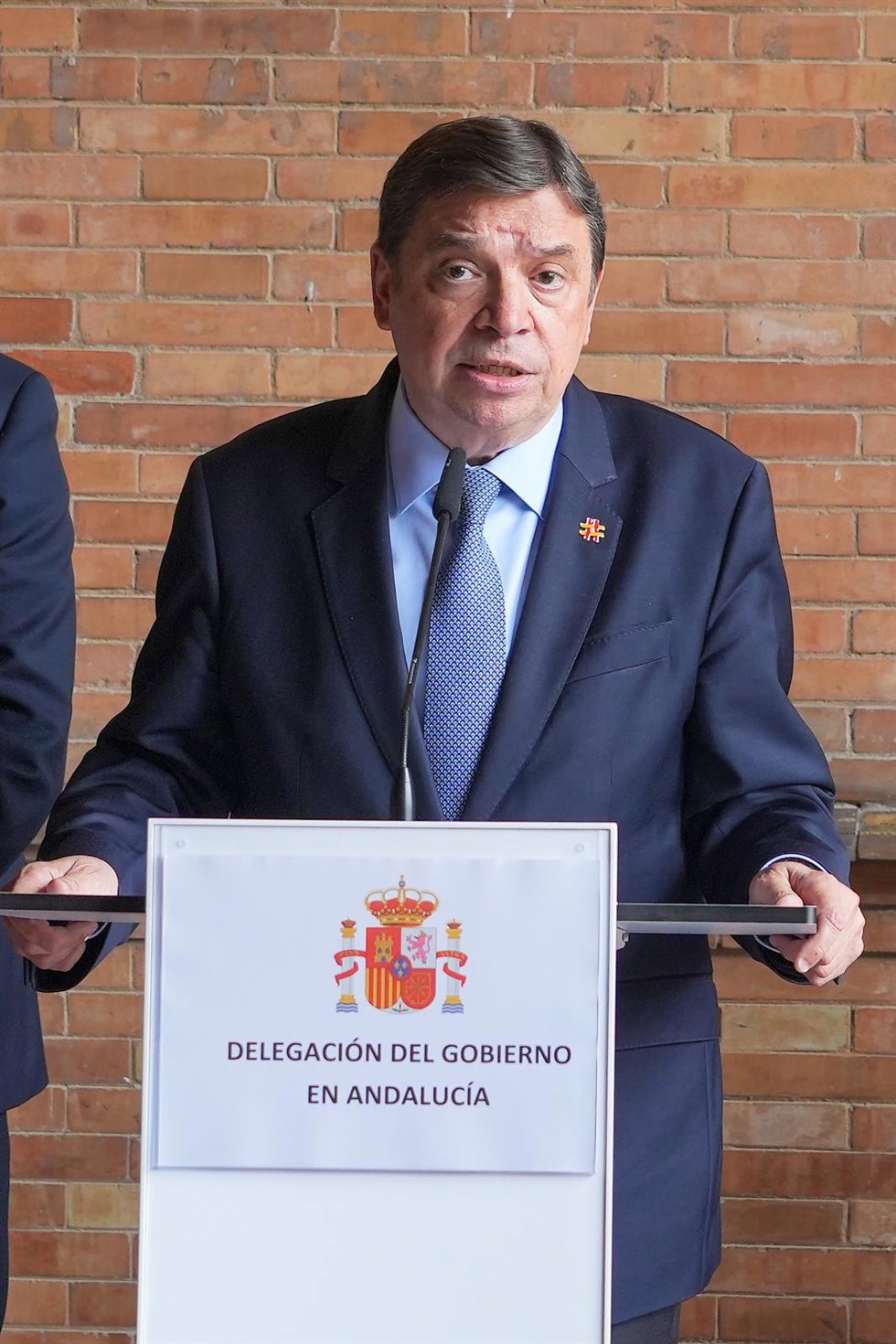 El ministro de Agricultura, Pesca y Alimentación, Luis Planas, atiende a los medios en Sevilla.