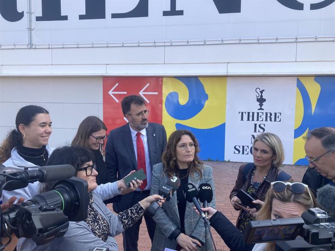 La vicepresidenta del Govern, Laura Vilagr, y el presidente del Puerto de Barcelona, Lluís Salvadó.