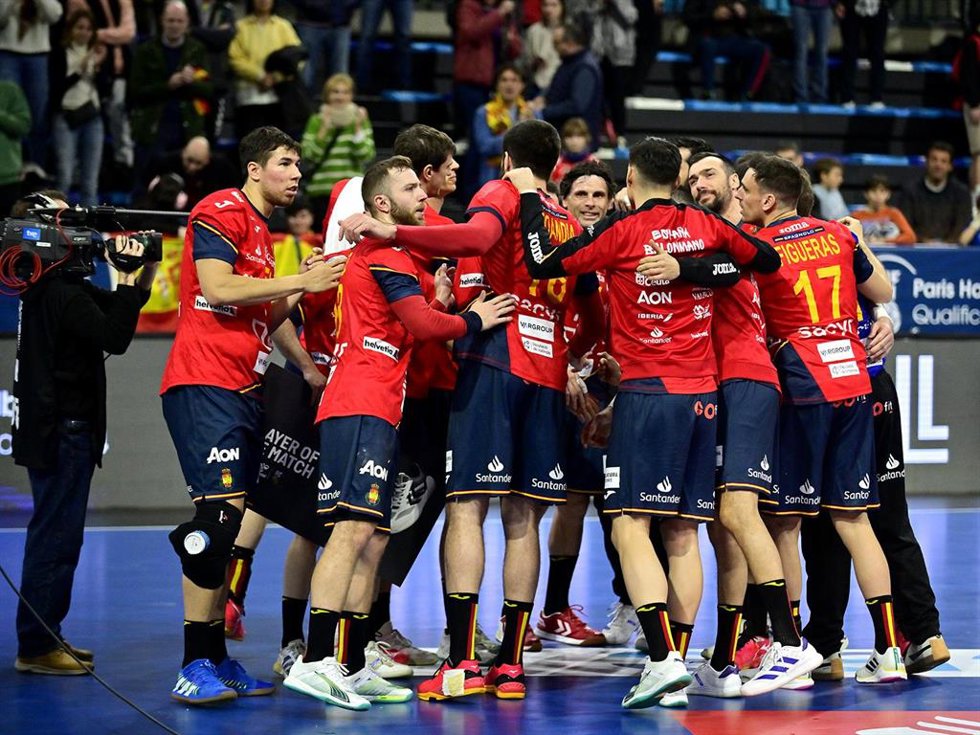 Los Hispanos celebran el triunfo sobre Baréin en la primera jornada del Preolímpico de balonmano de Granollers (Barcelona)