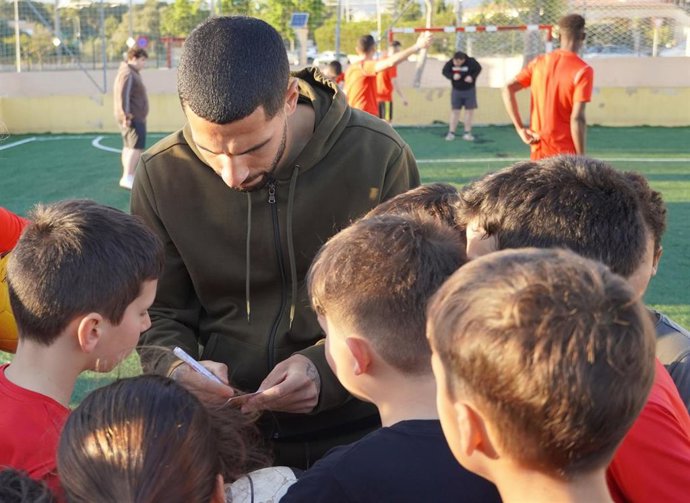 El futbolista del RCD Mallorca Omar Mascarell en una firma de autógrafos en el campo de Es Figueral de Marratxí.