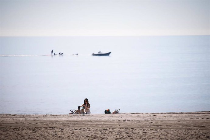 Archivo - Varias personas en la Playa del Zapillo de Almería disfrutan del calor inusual en enero. A 25 de enero de 2024, en Almería (Andalucía, España).