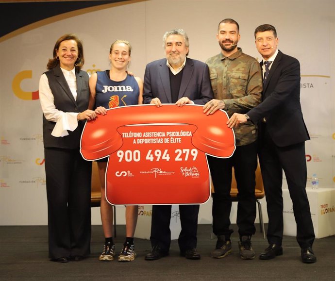 El presidente del Consejo Superior de Deportes (CSD), José Manuel Rodríguez Uribes, y la presidenta de la Fundación Blanca, Lola Fernández Ochoa, presentan el protocolo general de actuación para la inserción de deportistas de alto nivel