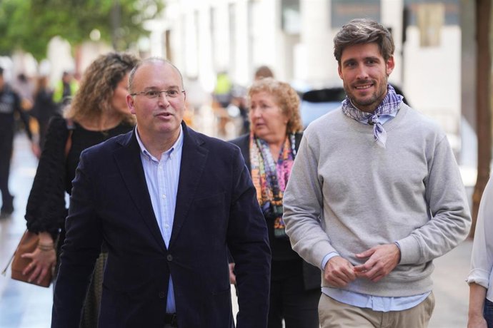 El portavoz del PP en el Congreso, Miguel Tellado (i), y el portavoz del PP en el Ayuntamiento de Valencia, Juan Carlos Caballero (d), asisten a la XV masclet de las Fallas 2024
