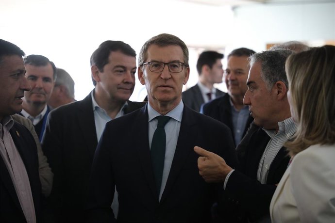 (I-D) El presidente de la Junta de Castilla y León, Alfonso Fernández Mañueco; el presidente del PP, Alberto Núñez Feijóo y el vicesecretario de Política Autonómica del PP, Elías Bendodo, a su llegada a la clausura de unas jornadas organizadas por el PP