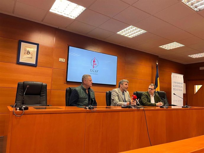 Ricardo Reier, director Servicio Deportes UCAV  Antonio Pérez García, director Club Deportivo Gimnasio Ángel y Ángel Herreno Sanz, presidente Club Deportivo Arévalo