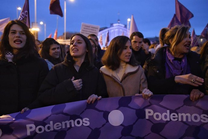 La portavoz de Podemos, Isa Serra (1i), la candidata de Podemos a la elecciones europeas y exministra de Igualdad, Irene Montero (2i), y la secretaria general de Podemos, Ione Belarra (2d), durante la manifestación convocada por la Comisión 8M