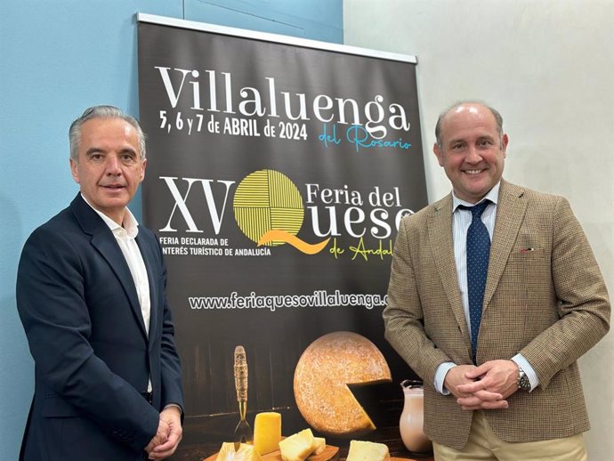 El vicepresidente primero, Juancho Ortiz, y el alcalde de Villaluenga, Alfonso Moscoso, presentan la Feria del Queso de Andalucía