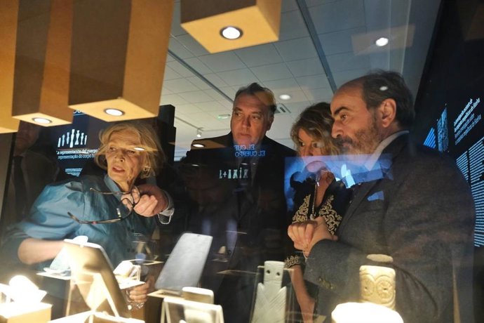 Archivo - El consejero de Turismo, Cultura y Deporte, Arturo Bernal, junto a al alcaldesa de Huelva, Pilar Miranda, en la inauguración de la exposición 'Ídolos. Miradas milenarias desde el extremo suroccidental de Europa' en el Museo de Huelva.