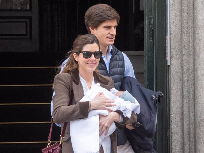 Belén Corsini y Carlos Fitz-James han acudido a su primera revisión pediátrica con su hijo recién nacido, Carlos