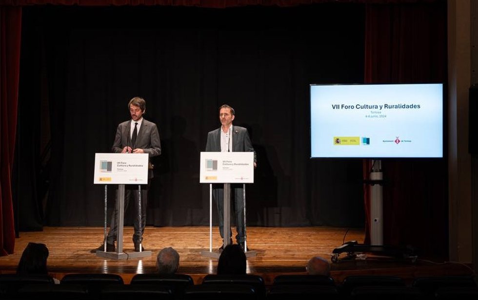 El ministro de Cultura, Ernest Urtasun, y el alcalde Jordi Jordan en un acto en Tortosa