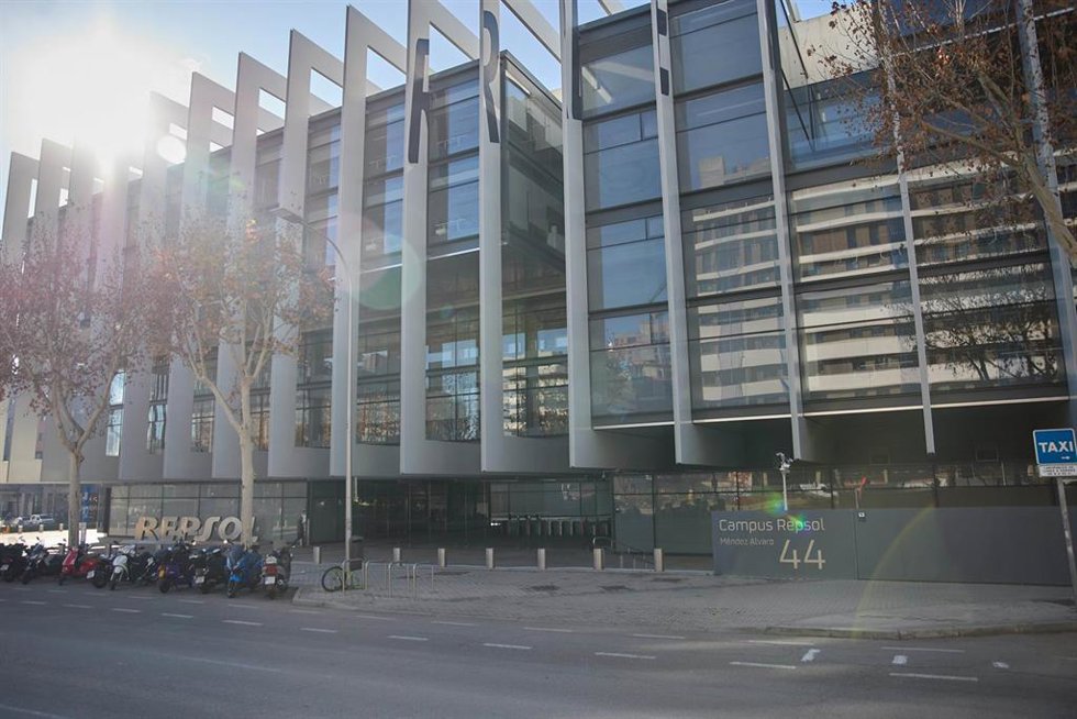 Archivo - Fachada de la sede de Repsol.