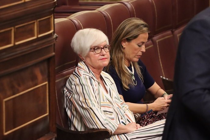 Archivo - Isaura Leal, diputada socialista y secretaria segunda de la Mesa. Detrás, Carmen Navarro, del PP.