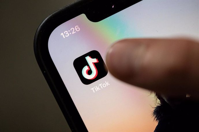 Archivo - FILED - 11 July 2022, Baden-Württemberg, Stuttgart: A teenager taps on the TikTok app on a smartphone. Photo: Marijan Murat/dpa