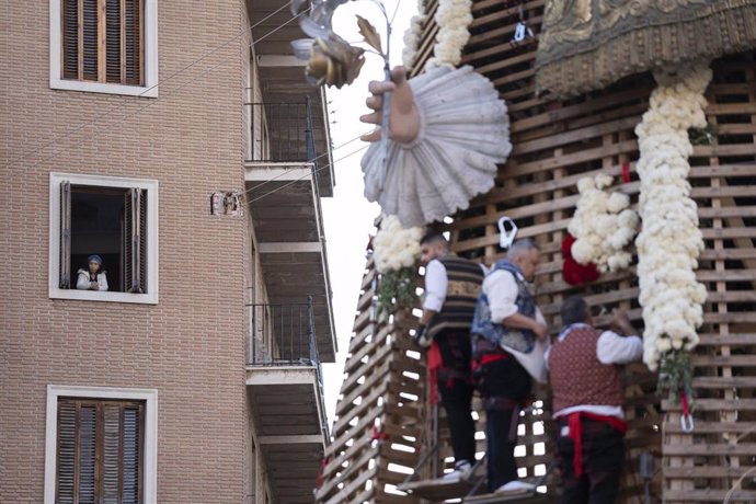 Archivo - Imagen de archivo de vestidores de la Virgen de los Desamaparados, patrona de los valencianos, confeccionado su manto durante una ofrenda de Fallas. 