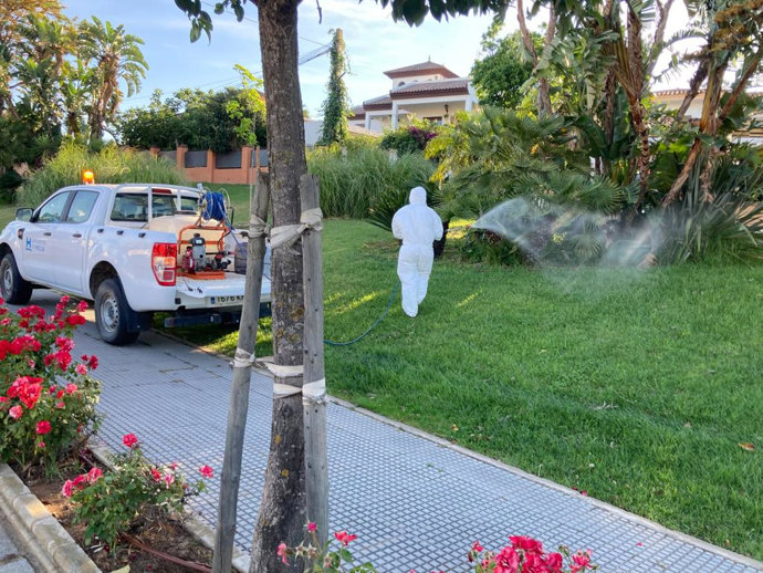 Dispositivo con tratamientos biocidas ante la proliferación de mosquitos en el litoral de Huelva.