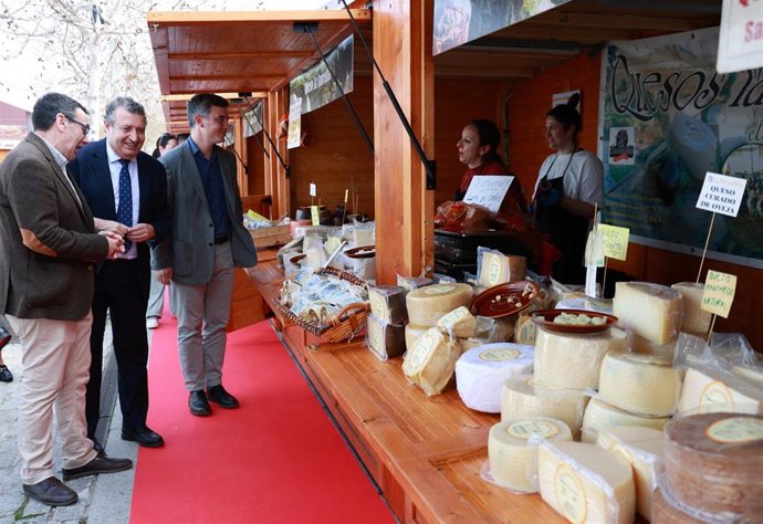 El presidente de la Diputación asiste, junto al alcalde de Las Navas, al acto inaugural de la Feria de Ecoturismo.