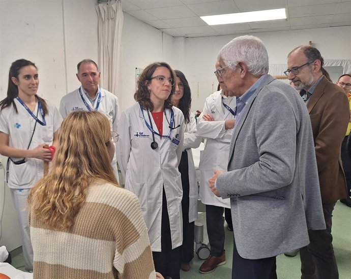 Visita del equipo experto y el conseller de Salud, Manel Balcells, a una paciente de lesión medular aguda en la sala de rehabilitación del Hospital de Traumatología de Vall d'Hebron