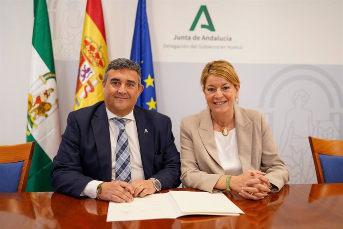 El delegado de la Junta en Huelva, José Manuel Correa, y la alcaldesa de Huelva, Pilar Miranda.