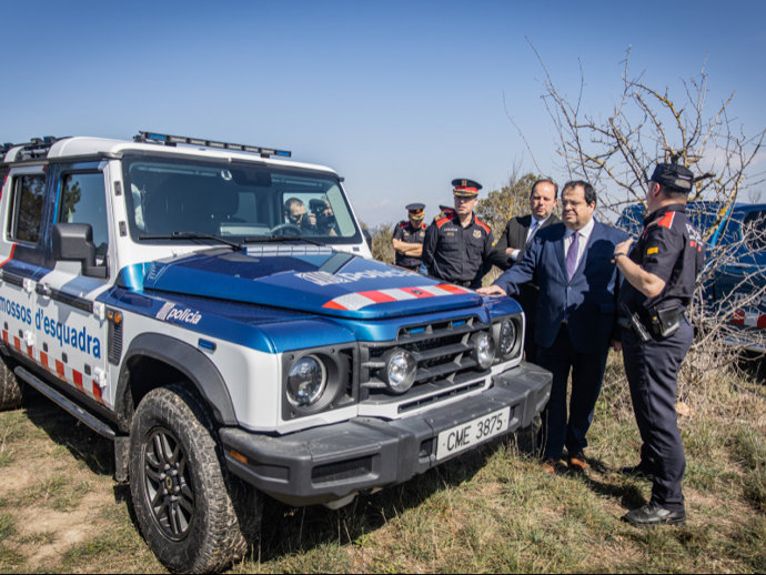 El conseller de Interior de la Generalitat, Joan Ignasi Elena, junto a uno de los nuevos vehículos 4x4 de los Mossos d'Esquadra presentados este viernes.