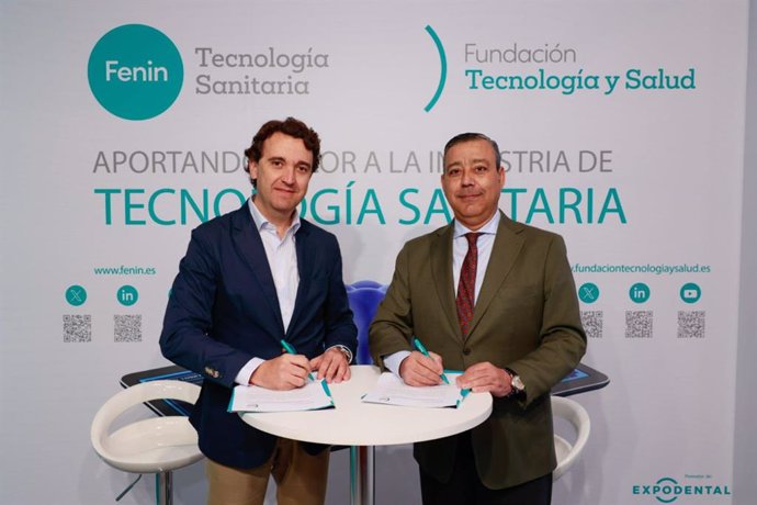 Pablo Crespo, secretario general de Fenin y secretario del patronato de la Fundación Tecnología y Salud junto con Óscar Castro.