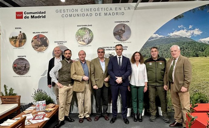 El consejero de Medio Ambiente, Agricultura e Interior de la Comunidad de Madrid, Carlos Novillo, en la Feria Cinegética.