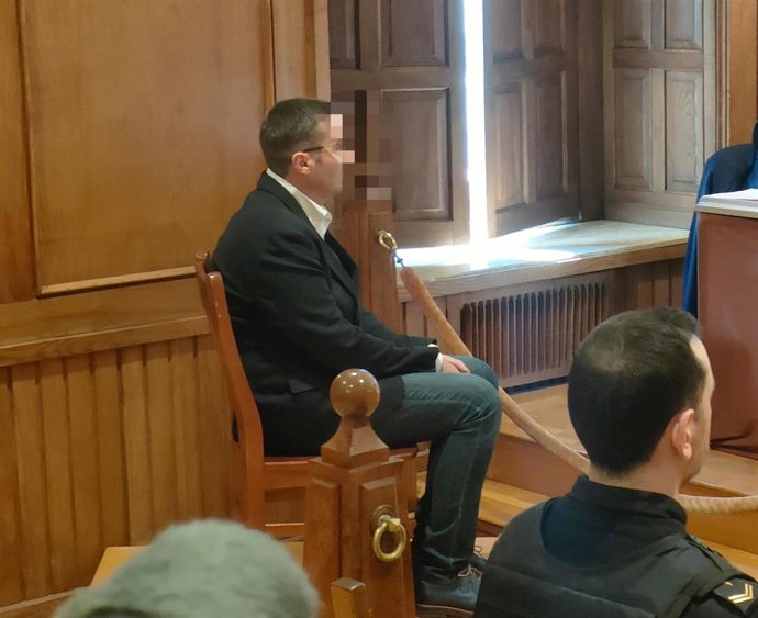 J.C.E.I, acusado de haber embestido con su coche al coche de su vecina Jessica, que murió debido a las lesiones, en la vista que se sigue contra él por asesinato en la Audiencia Provincial de Pontevedra, a 13 de marzo de 2024.