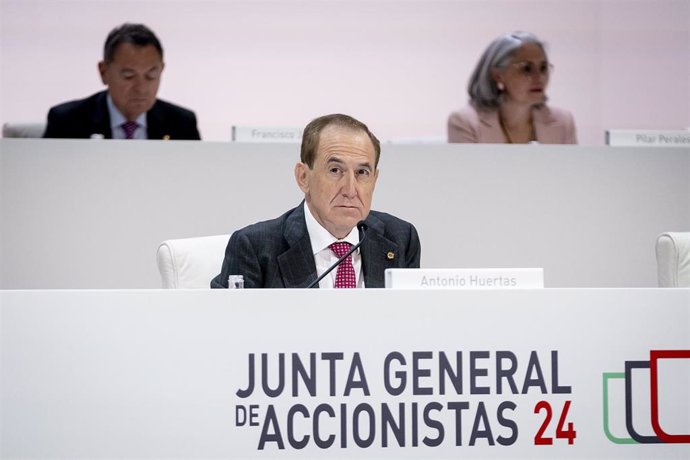 El presidente de Mapfre, Antonio Huertas, durante una junta general de accionistas de Mapfre,  en el Palacio Municipal de Congresos del Campo de las Naciones, a 15 de marzo de 2024, en Madrid (España).