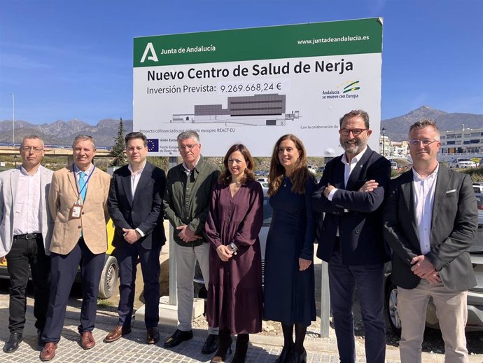 La delegada del Gobierno andaluz en Málaga, Patricia Navarro, en una visita este viernes a la parcela del futuro centro de salud de Nerja (Málaga), junto al alcalde y el delegado territorial de Salud