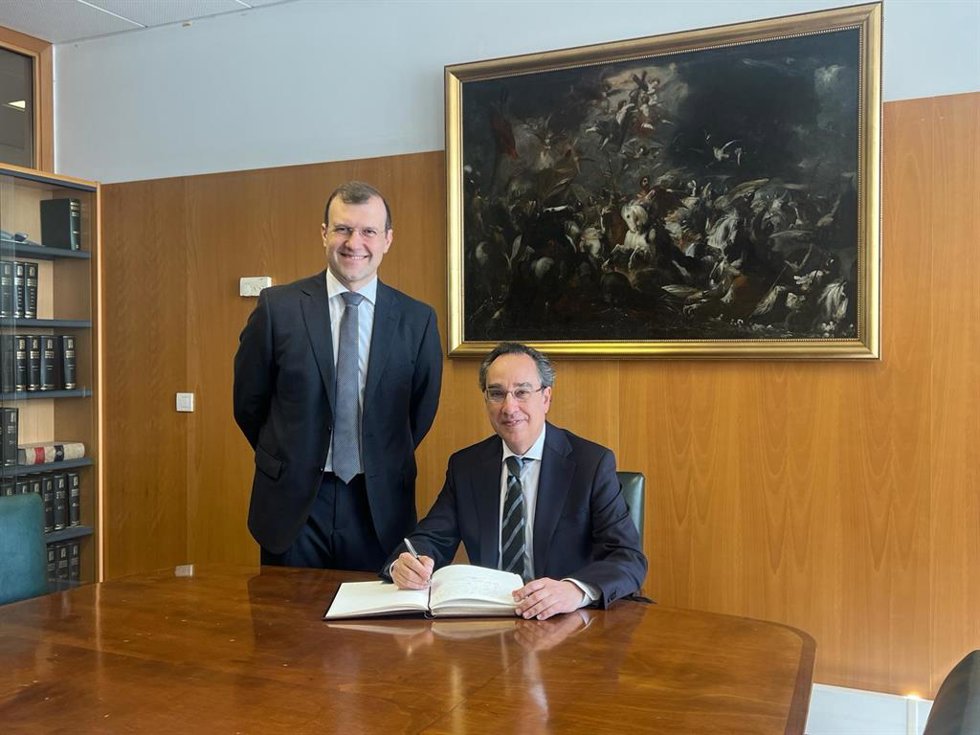 El director de la Escuela de Ingeniería y Arquitectura, José Antonio Yagüe, y el director general de Endesa en Aragón, Ignacio Montaner.