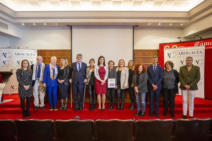 Entrega Del Primer Premio De Igualdad Del Colegio De La Abogacía De Cantabria A La Fiscal De Sala De La Sección Civil De La Fiscalía Del Tribunal Supremo, Pilar Martín Nájera.