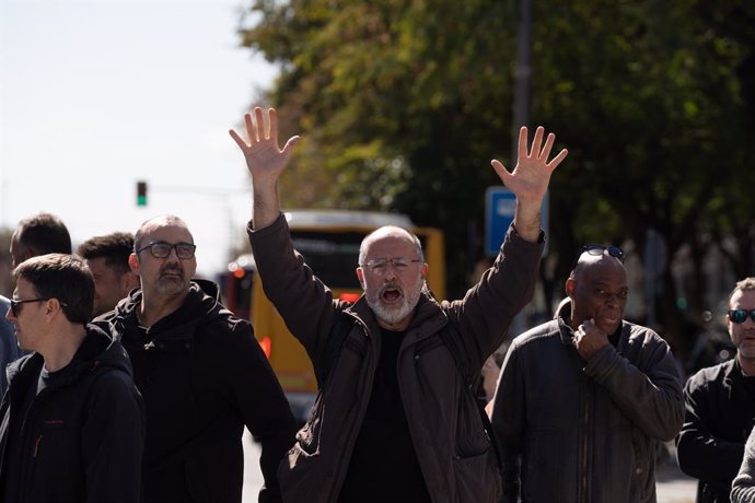 Els manifestants durant la concentració d'aquest divendres