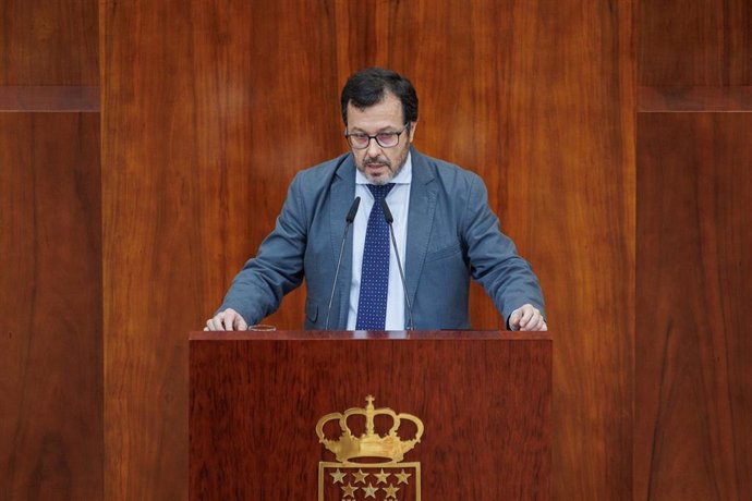 Archivo - El diputado de VOX José Antonio Fúster Lamelas interviene durante una sesión plenaria de la Asamblea de Madrid.