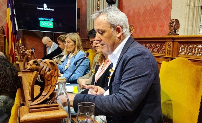 El portavoz de MÉS per Mallorca en el Consell, Jaume Alzamora, en un pleno insular