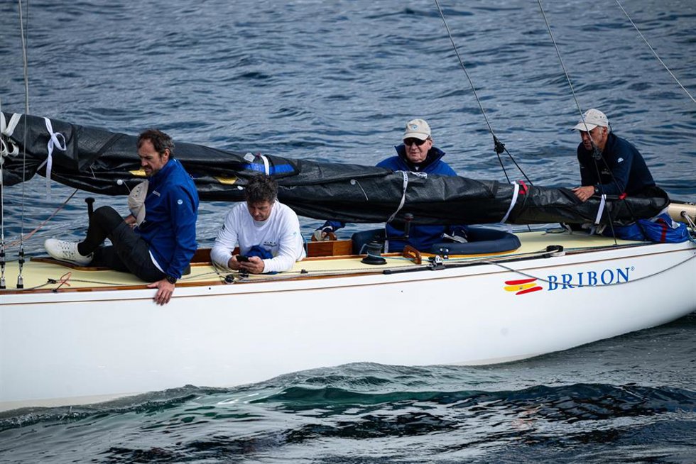 Juan Carlos I navega en la Ría de Pontevedra, a 15 de marzo de 2024, en Sanxenxo (Pontevedra).