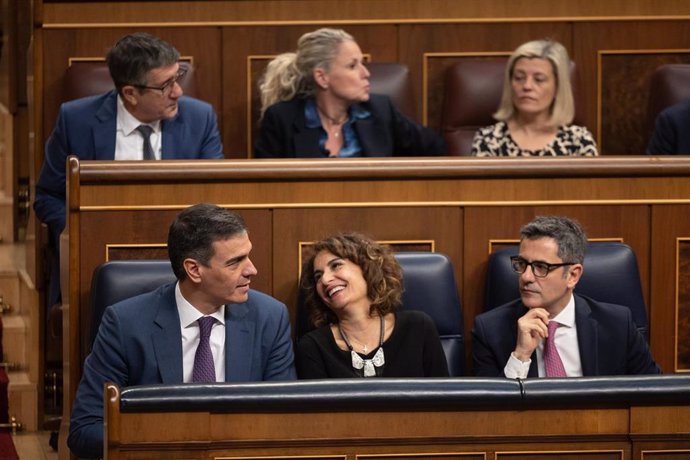 El presidente del Gobierno, Pedro Sánchez; la vicepresidenta primera y ministra de Hacienda, María Jesús Montero y el ministro de la Presidencia, Justicia y Relaciones con las Cortes, Félix Bolaños, durante una sesión plenaria, en el Congreso.