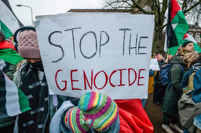 Archivo - January 12, 2024, The Hague, South Holland, Netherlands: A protester holds a placard saying ''Stop Genocide'' during International Court of Justice (ICJ hearing). Hundreds of pro-Palestinian supports and a few Pro-Israeli supports were kept well