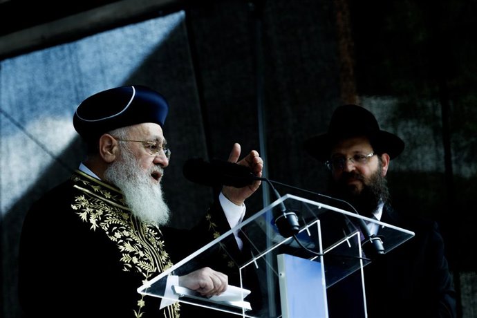 Archivo - 25 June 2023, Berlin: Israel's Sephardic Chief Rabbi Yitzhak Yosef (L) speaks at the opening ceremony of the Pears Jewish Campus (PJC). One of the largest Jewish institutions for education, culture and sport built in the world since 1945 opene