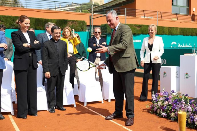 El alcalde de Sevilla, José Luis Sanz, en la inauguración de la pistas del Real Club Tenis Betis.