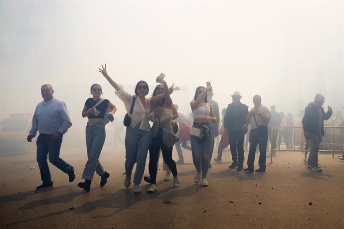 Imagen de público asistente a la 'mascletà' de la pirotecnia Vulcano en las Fallas 2024 celebrando el éxito del disparo tras concluir.