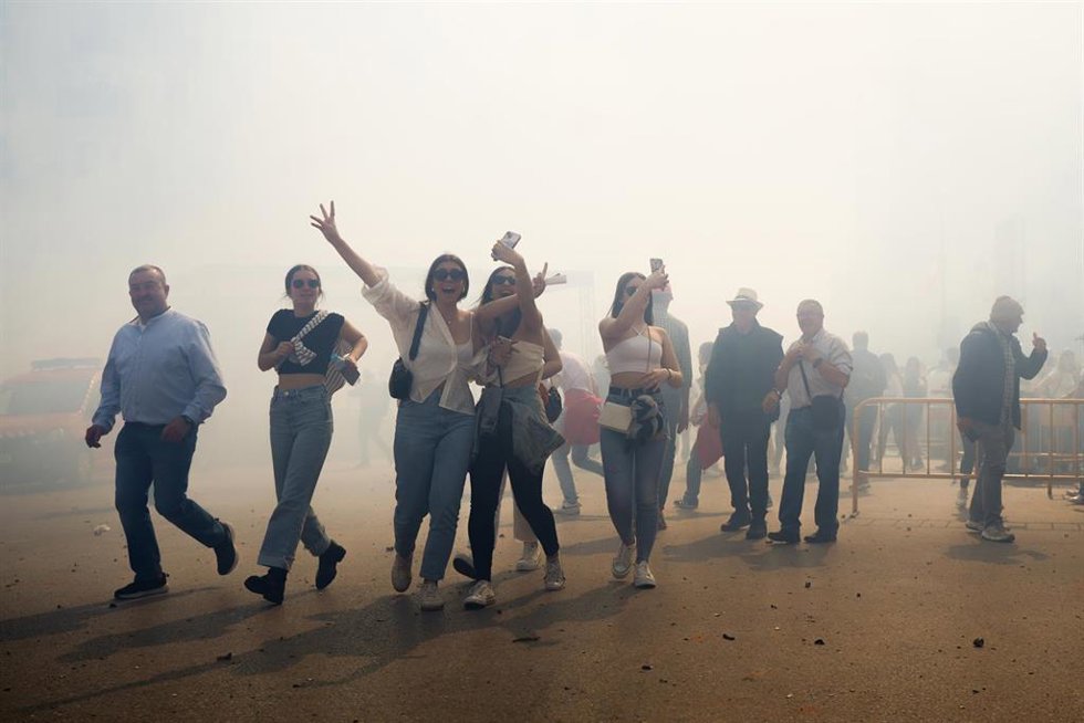 Imagen de público asistente a la 'masclet' de la pirotecnia Vulcano en las Fallas 2024 celebrando el éxito del disparo tras concluir.