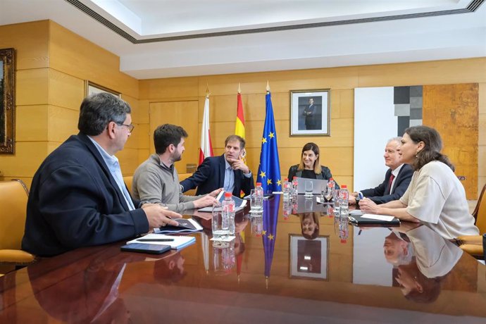 La presidenta de Cantabria, María José Sáenz de Buruaga, y el consejero de Industria, Eduardo Arasti, se reúne con el presidente de CEOE-Cepyme, Enrique Conde, entre otros