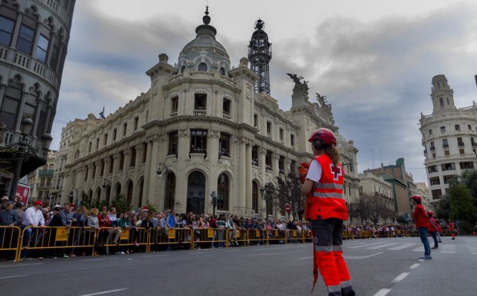 Archivo - Arxiu - Voluntria de Cruz Roja durant una masclet (arxiu) 