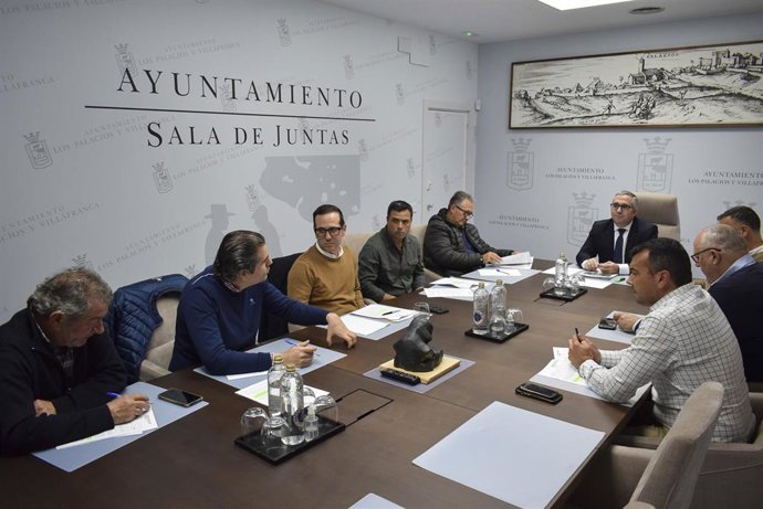 Reunión del alcalde de Los Palacios con organizaciones agrarias acerca de las ayudas anunciadas por la Junta de Andalucía.