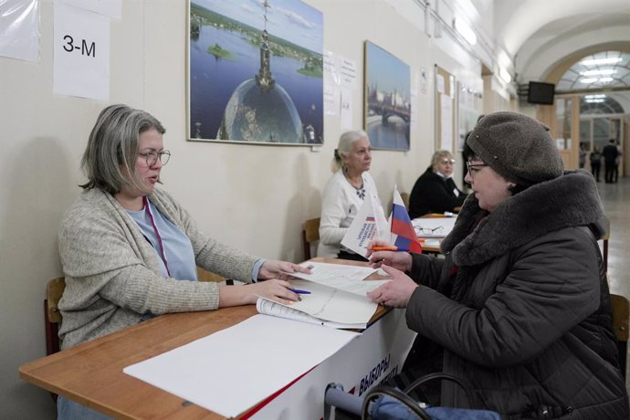 Una mujer deposita su voto en el marco de las elecciones presidenciales en Rusia.