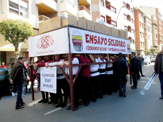 Archivo - La Cofradía de la Flagelación de Logroño realiza, por quinto año, su 'ensayo solidario, échanos kilos'