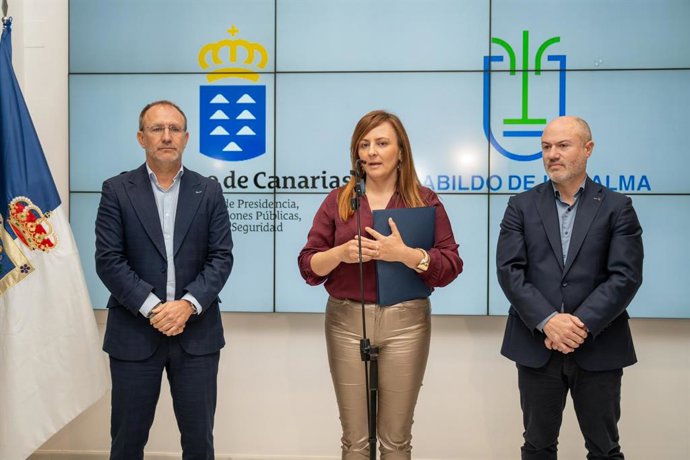 El presidente del Cabildo de La Palma, Sergio Rodríguez, y la consejera de Presidencia, Administraciones Públicas, Justicia y Seguridad del Gobierno de Canarias, Nieves Lady Barreto