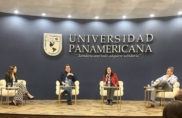 Los vicepresidentes del Grupo de Universidades Iberoamericanas La Rábida (GUILR), María Antonia Peña y Carlos Garatea, en un conversatorio en la Universidad Panamericana de Guatemala.