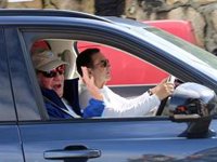 El Rey Juan Carlos, contento tras entrenar, saluda cariñosamente a la prensa